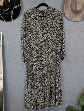 Jowell Olive Green Floral Pleated Midi Dress